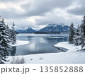 湖に映る山 135852888
