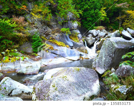 紅葉の昇仙峡風景 紅葉の昇仙峡風景 135853173