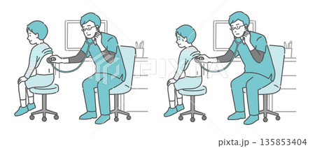 スクラブを着用した男性医師による男の子の背中の聴診イラストセット（正常・異常/体調不良） 135853404