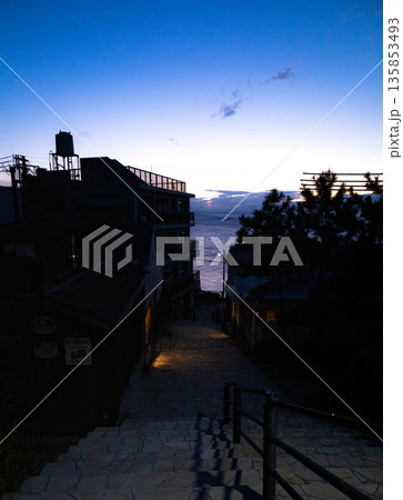 夜明け前の兵庫県赤穂温泉にあるきらきら坂の風景 135853493