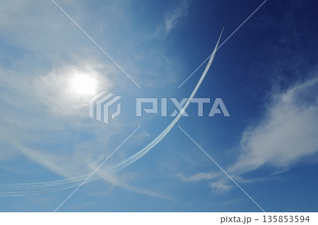 太陽を横切るアクロバット飛行の軌跡 135853594