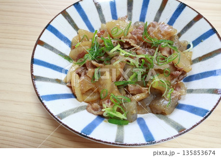 大根 豚肉 こんにゃく 味噌炒め 大根 豚肉 こんにゃく 味噌炒め 135853674