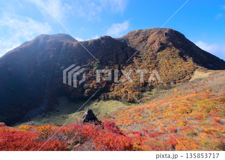 大分県のくじゅう連山、三俣山北峰から望む三俣山南峰と本峰 大分県のくじゅう連山、三俣山北峰から望む三俣山南峰と本峰 135853717