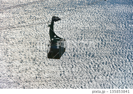 湖の上を通るロープーウェイ 135853841