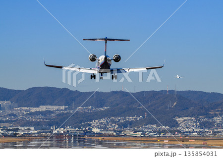 着陸する旅客機 着陸する旅客機 135854031