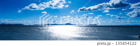 早朝の兵庫県赤穂市赤穂御崎から見た家島諸島と太陽 135854122