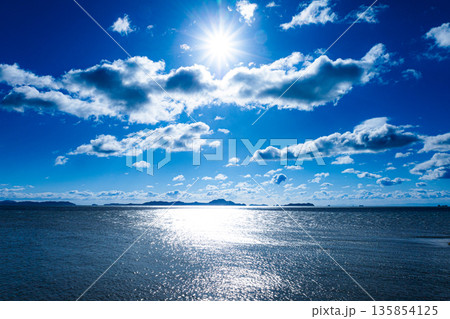 早朝の兵庫県赤穂市赤穂御崎から見た家島諸島と太陽 早朝の兵庫県赤穂市赤穂御崎から見た家島諸島と太陽 135854125