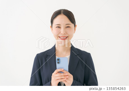 スマホを持つスーツの女性 135854263