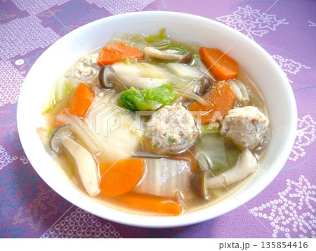 お餅入りの鶏団子スープ 135854416
