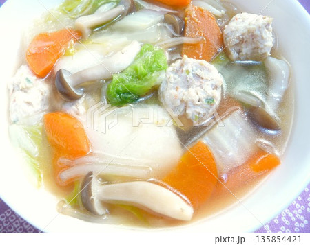 お餅入りの鶏団子スープ 135854421