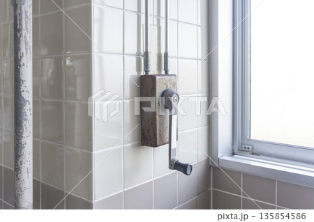 高所の窓用の開閉レバー 135854586