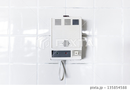 壁面に取り付けられたシンプルな白色のLPガス警報器 135854588