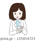 薬を持つ薬剤師のイラスト 135854723