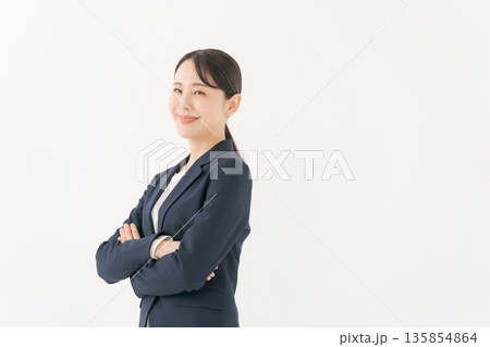腕を組む若いビジネスウーマン 腕を組む若いビジネスウーマン 135854864