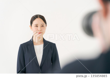 写真を撮られるスーツの女性 写真を撮られるスーツの女性 135854865