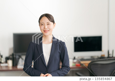 笑顔の若いビジネスウーマン 135854867