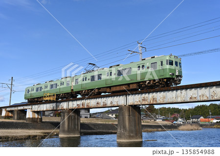 可児川を渡る 名鉄広見線 6000系電車6009編成いもむし 可児川を渡る 名鉄広見線 6000系電車6009編成いもむし 135854988