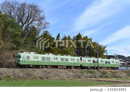 冬の名鉄広見線を行く 6000系電車6009編成いもむし 135854991