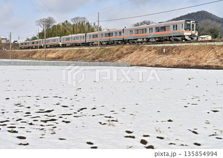 雪の残る鵜沼を行く回送781D キハ75系気動車 6両編成 135854994