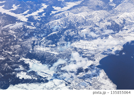 空から見下ろす雪化粧した山脈と青い海岸 空から見下ろす雪化粧した山脈と青い海岸 135855064