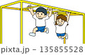 うんていで運動する子供たち 135855528