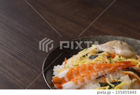 テーブルの上のちらし寿司 135855843
