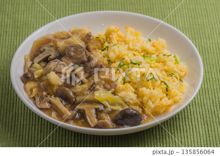 キノコの餡かけチャーハン キノコの餡かけチャーハン 135856064