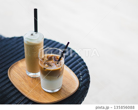 カフェのテラス席に置かれたアイスコーヒー、カフェオレ、2人分 135856088