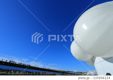 青空に映える巨大な電球 青空に映える巨大な電球 135856124