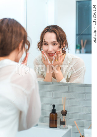 洗面所で洗顔する主婦のアジア人女性(メイク落とし,クレンジング,泡洗顔) 洗面所で洗顔する主婦のアジア人女性(メイク落とし,クレンジング,泡洗顔) 135856134