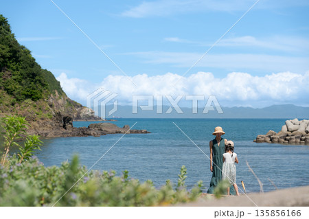 砂浜を歩く親子 135856166