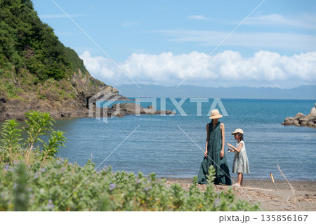 砂浜を歩く親子 135856167