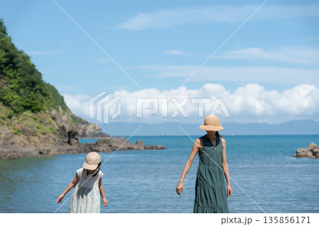 砂浜を歩く親子 135856171