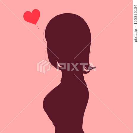 女性の横側　上半身　シルエット　恋 135856184