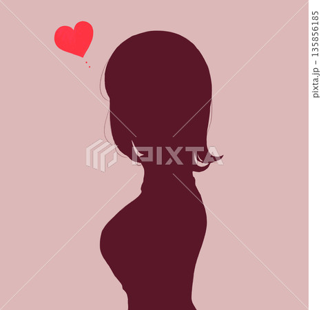 女性の横側　上半身　シルエット　恋 135856185