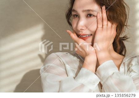 美容,スキンケア,美肌,メイクアップイメージの女性 135856279