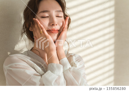 美容,スキンケア,美肌,メイクアップイメージの女性 美容,スキンケア,美肌,メイクアップイメージの女性 135856280