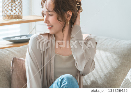 アクセサリー,ピアス,イヤリングをつける女性の横顔 135856423