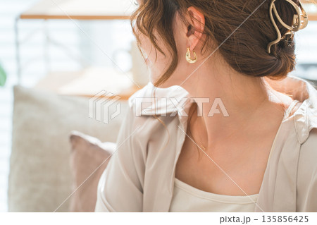 アクセサリー,ピアス,イヤリングをつける女性の横顔 135856425