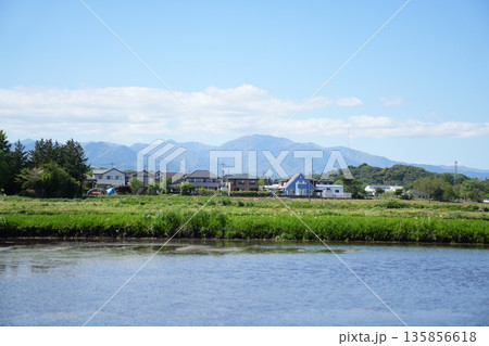 水と山の風景 水と山の風景 135856618