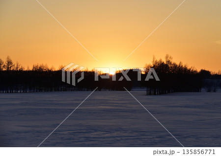 清里冬の夕暮れ 135856771