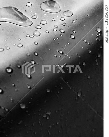 ステンレスに付いた水滴のモノクロ写真/クールで無機質な質感イメージ ステンレスに付いた水滴のモノクロ写真/クールで無機質な質感イメージ 135856857