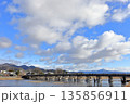 嵐山・渡月橋を望む冬の空と川 135856911