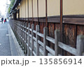 京都の情緒ある板塀 135856914