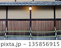 夜の板塀を照らす一灯の明かり 135856915