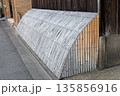 伝統的な竹製の防護柵「犬矢来」 135856916