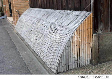 伝統的な竹製の防護柵「犬矢来」 135856916