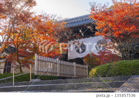 光明寺　総門　秋　紅葉の季節 135857536