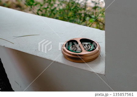 蚊取り線香　夏の風物詩　渦巻 135857561