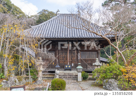 満願寺　観音堂　紅葉の季節（兵庫県川西市） 135858208